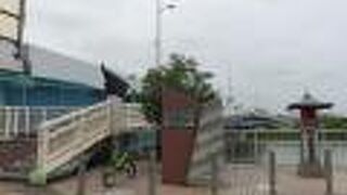 レリーフ付きの石碑があります