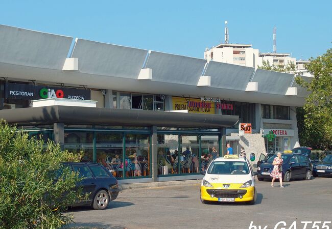 人口15万人の首都ポドゴリッアのこぢんまりしたバスターミナル
