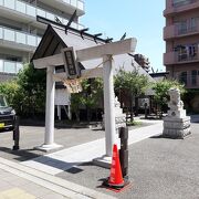仙台駅東口近くのマンションやビルの合間に佇む神社