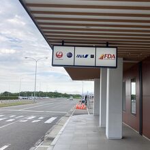 出て左手がレンタカーターミナル