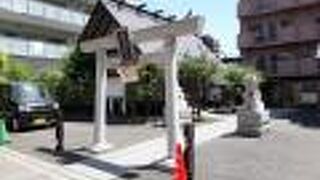 仙台駅東口近くのマンションやビルの合間に佇む神社