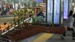 メインエスカレーターのモニュメントもきれい