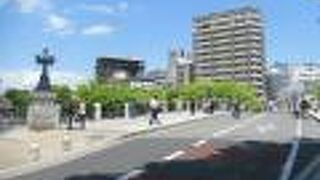 本通商店街と平和記念公園を結ぶ