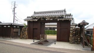 大垣城の門が移築されています。