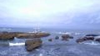 大きな鳥居と海の鳥居