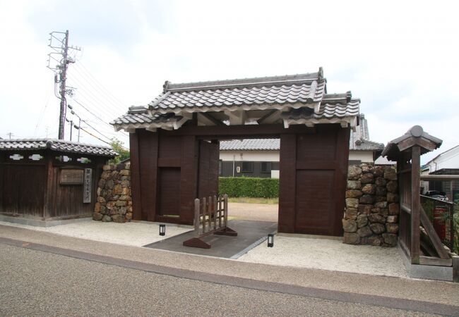 大垣城の門が移築されています。