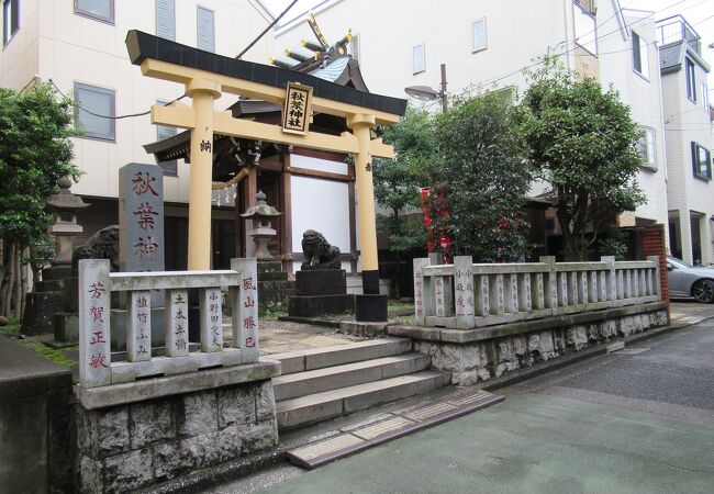 住宅街に溶け込んだ神社