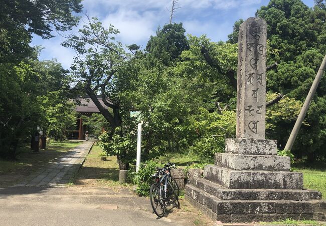 親鸞が草庵を結び、上杉謙信が再興、芭蕉と曾良が立ち寄った古刹