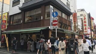 若い人のテイクアウト立食いが主の中華街