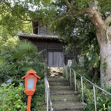 階段を登っていくと鐘堂があります