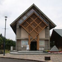 山荘風の建物です。