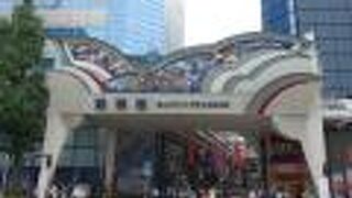 美しいステンドグラスが印象的なアーケード商店街