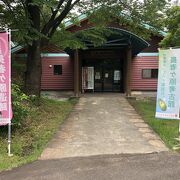 長者ヶ原遺跡は約5,000年前の住居跡、考古館にはヒスイの勾玉など発掘品を展示