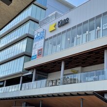 飲食店やホテル、図書館もあります