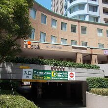 この建物の中にあります。