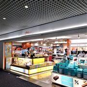 羽田空港第一ターミナル内の大型売店