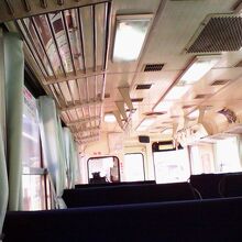 乗客は少なめの1,2両の列車。窓にはカーテン付きでした