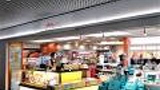 羽田空港第一ターミナル内の大型売店