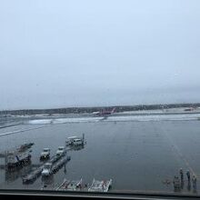 滑走路を眺めながら