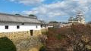 小さな部屋が並ぶ長い廊下。