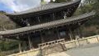 屋根が大きく張り出し、勇壮な印象を受ける。