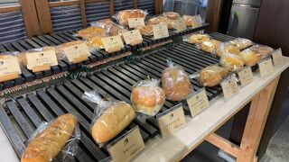 リーズナブルで美味しいパンが並ぶベーカリー。