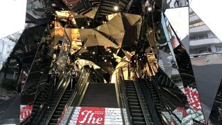 目立つビルです