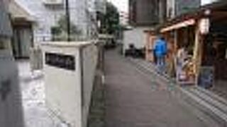 通りの入り口にモーツァルトのレリーフがあります