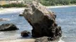 鬼が本土から投げた岩ですよ。