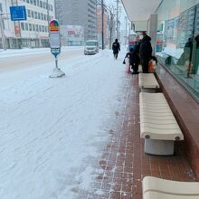 西区役所前のバス停にはベンチもあり