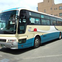 大きく鶴の絵が描かれたバスでした