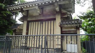 控えめな印象の門