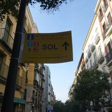ソル駅へ行くよう案内が出ています