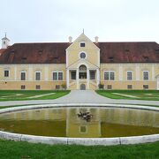 手前が旧館にあたるアルテスシュライスハイム城で16世紀末に建てられた小ぶりの建物である