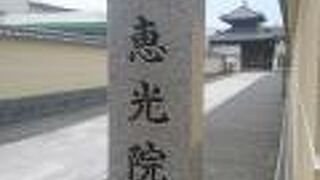 奥まったところにある寺院