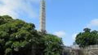 高くそびえたつ石塔だわぁ