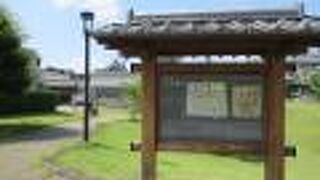 線路の北側にありますよ