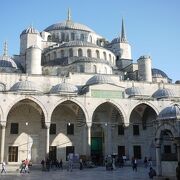 神聖で、優美なモスク。イスラム教徒でなくても見学可能です。