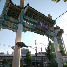 石川町駅側の門