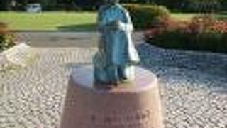 山下公園内にあります。