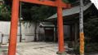 赤い鳥居と井戸