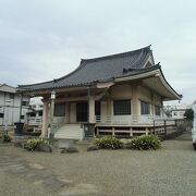 殺風景な境内に本堂と大きな石碑