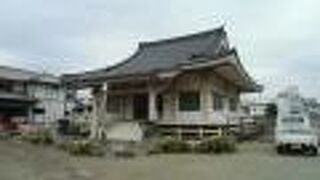 殺風景な境内に本堂と大きな石碑