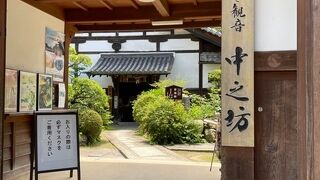 庭園「香藕園」から東塔を眺めることが出来ます