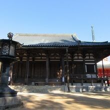 中門から入ると正面にそびえ立っています