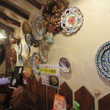 店の壁には陶器の皿が飾られています