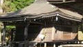 快慶作の孔雀明王像がご本尊であることからこの名が