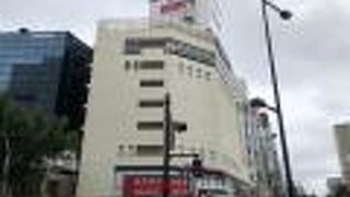 駅前のカジュアルなショップ街