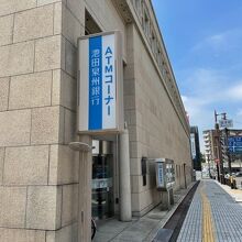 全面に花崗岩が張られています