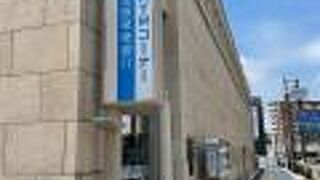 銀行というより美術館みたい